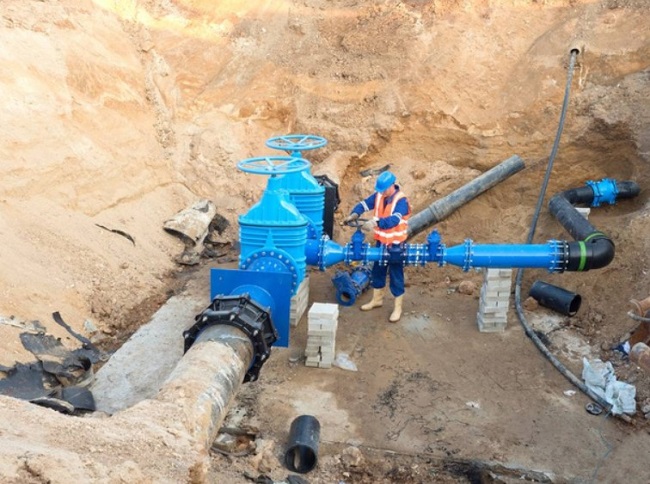 Hình ảnh van cổng DN300 lắp đặt vào hệ thống công nghiệp